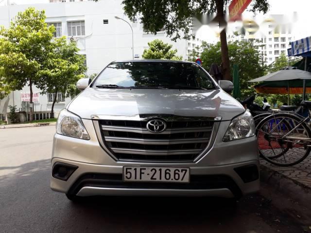 Bán lại xe Toyota Innova E năm 2015, màu bạc