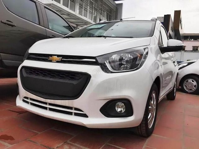 Cần bán xe Chevrolet Spark lt đời 2017, màu trắng, giá 389tr