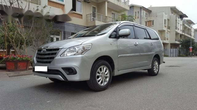 Bán xe Toyota Innova đời 2015, màu bạc số sàn