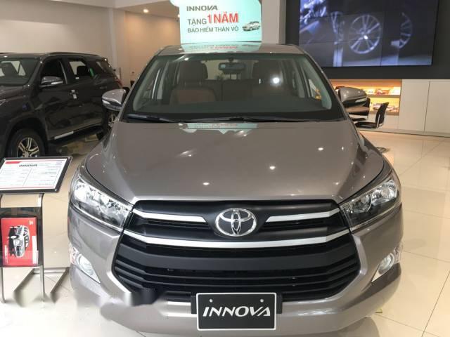 Bán xe Toyota Innova năm 2017, màu xám 