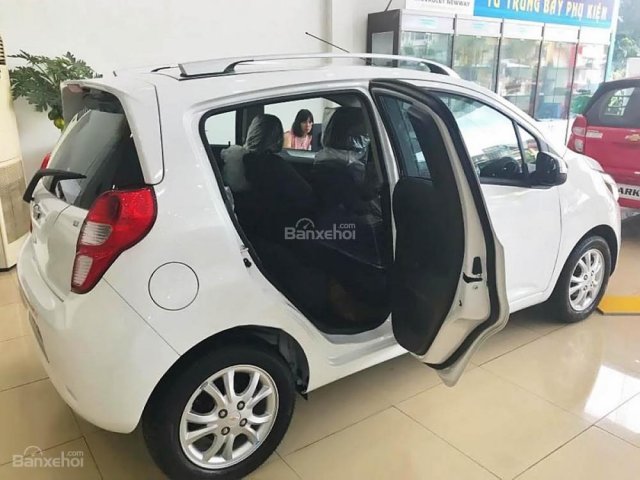 Bán xe Chevrolet Spark LT 1.2 MT 2017, màu trắng