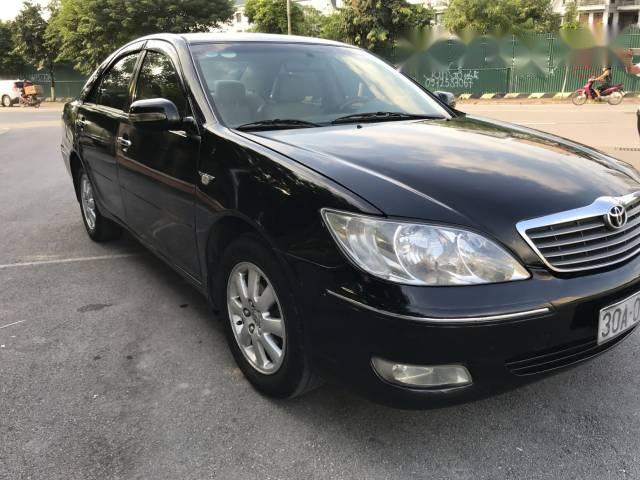 Cần bán xe Toyota Camry đời 2004, màu đen