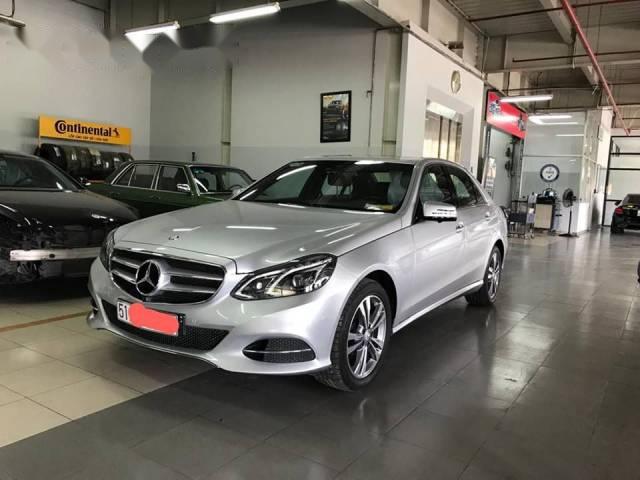 Cần bán Mercedes E250 sản xuất 2014, màu bạc đẹp như mới