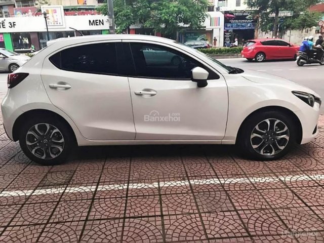 Cần bán lại xe Mazda 2 1.5 AT đời 2015, màu trắng giá cạnh tranh