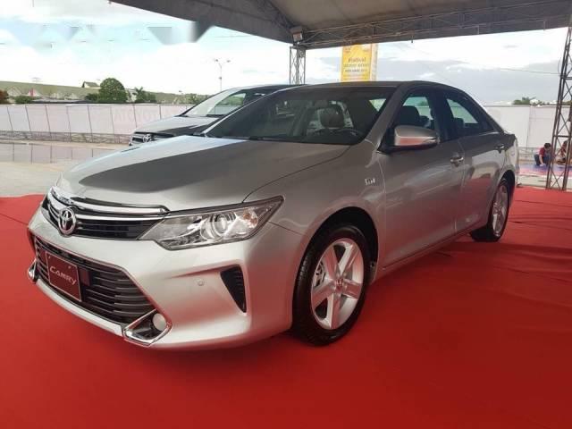 Bán xe Toyota Camry 2.5Q đời 2017, màu bạc