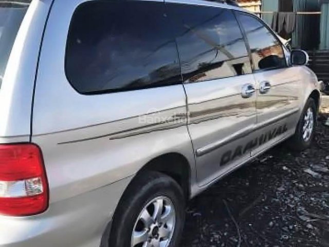 Cần bán xe Kia Carnival GS 2.5 MT đời 2006, màu bạc số sàn