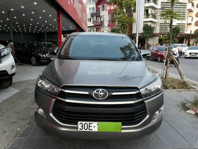 Cần bán Toyota Innova 2.0E MT sản xuất 2017, màu xám ghi