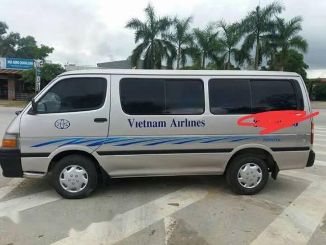 Bán Toyota Hiace đời 2002, màu bạc, giá tốt