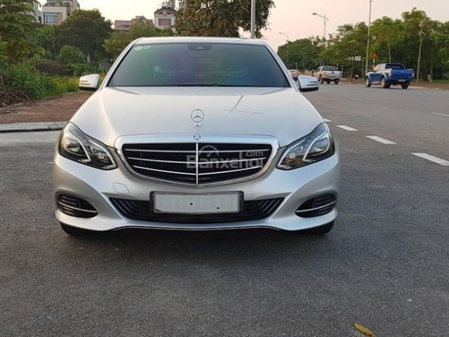 Cần bán xe Mercedes E200 đời 2014, màu bạc