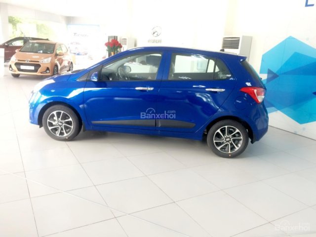 Bán Hyundai Grand i10 2018 CKD 1.2 AT, xe mới, màu xanh, giá cực tốt