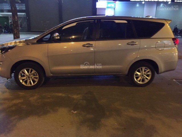 Cần bán xe Toyota Innova 2.0E 2016, ĐK 2017 số sàn màu bạc