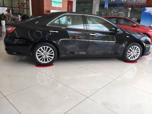 Cần bán xe Toyota Camry đời 2017, màu đen