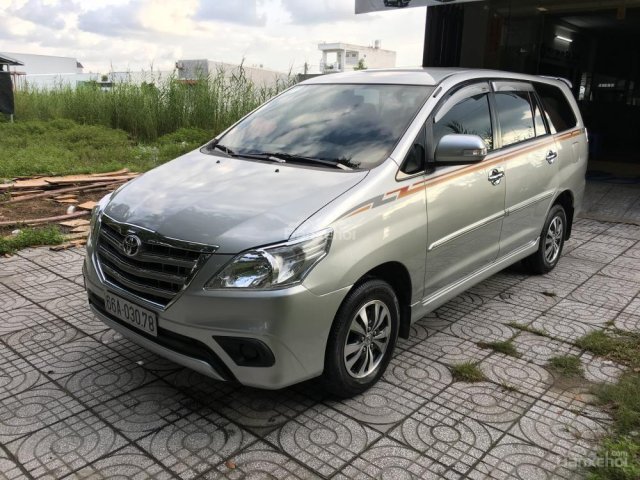 Bán ô tô Toyota Innova E MT đời 2016, màu bạc số sàn