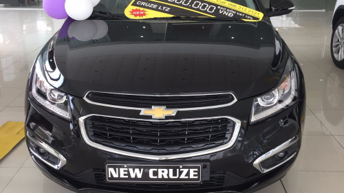 Bán Chevrolet Cruze 1.8 LTZ AT đời 2017, màu đen, 699 triệu