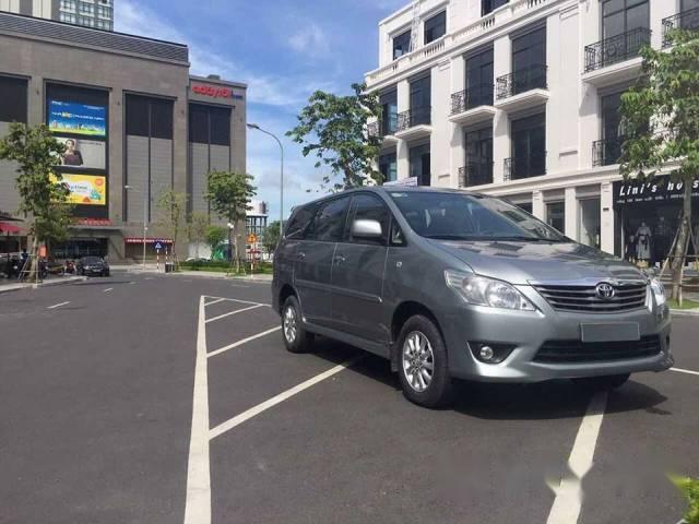 Cần bán xe Toyota Innova E 2013, màu xám, giá 545tr