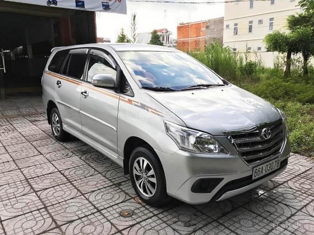 Cần bán Toyota Innova 2.0E đời 2016, màu bạc đã đi 18.000km