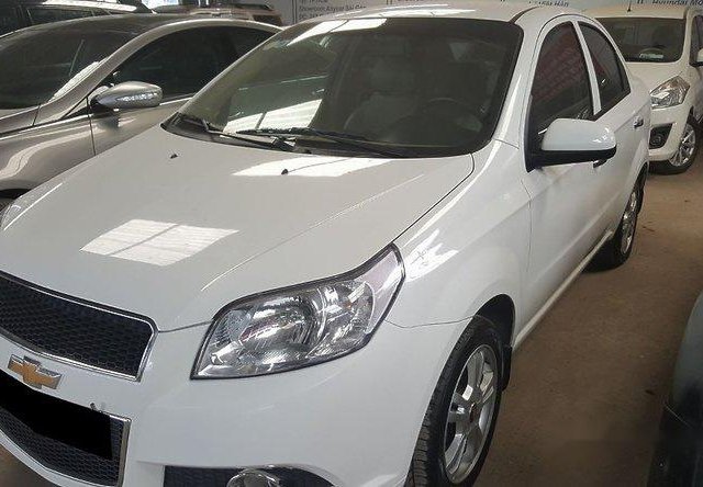 Bán xe Chevrolet Aveo LT đời 2015, màu trắng