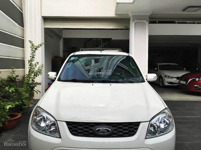 Cần bán xe Ford Escape XLS 2.3L 4x2 AT năm 2013, màu trắng đẹp như mới