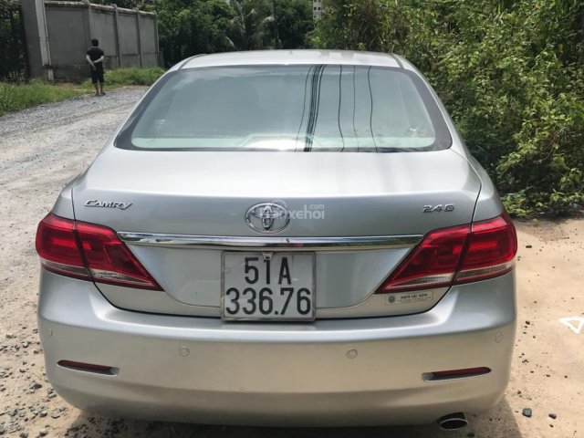 Cần bán xe Toyota Camry 2.4G đời 2010, màu bạc, xe gia đình, giá 690tr