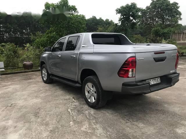 Cần bán xe Toyota Hilux đời 2016, màu bạc, 590tr