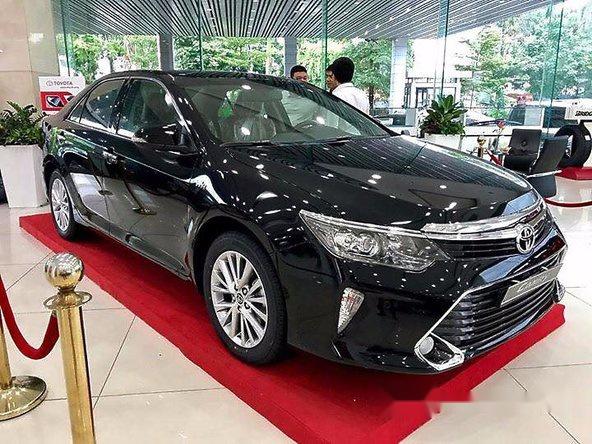 Bán Toyota Camry đời 2017, màu đen