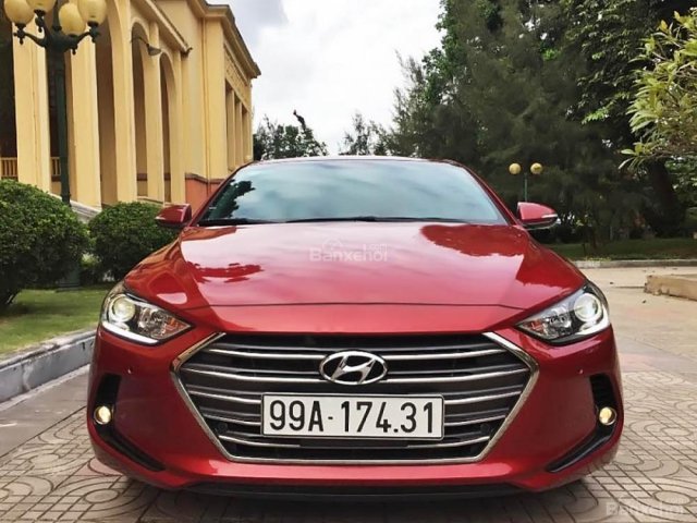 Bán ô tô Hyundai Elantra 2.0AT đời 2017, màu đỏ