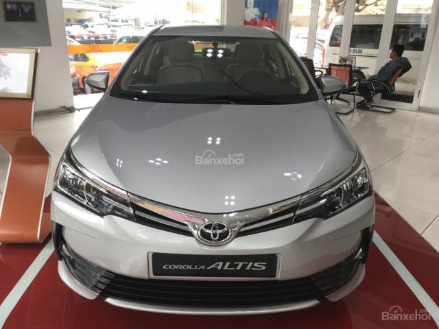 Cần bán Toyota Corolla Altis 1.8G (CVT) đời 2018, màu bạc, giao ngay, hỗ trợ trả góp lãi suất cố định