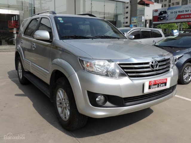 Bán ô tô Toyota Fortuner V (4x2) đời 2013, màu bạc, giá chỉ 695 triệu