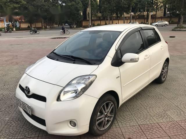 Bán Toyota Yaris đời 2013, màu trắng