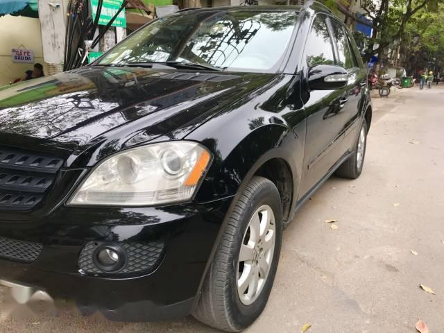 Bán xe Mercedes ML350 2005, màu đen chính chủ