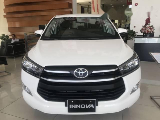 Cần bán Toyota Innova đời 2017, màu trắng, 700tr