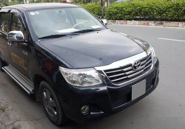 Bán ô tô Toyota Hilux 2.5E MT đời 2013, màu đen như mới