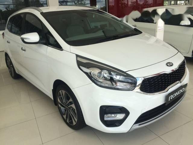 Cần bán Kia Rondo năm 2017, màu trắng, giá chỉ 689 triệu