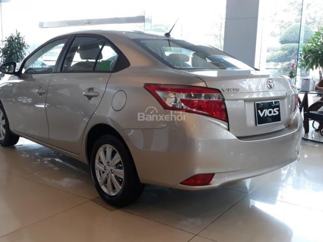 Bán Toyota Vios 1.5E 2017, màu bạc, giá 498tr