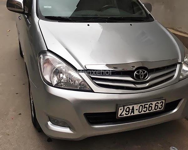 Xe Toyota Innova 2.0G đời 2010, màu bạc như mới