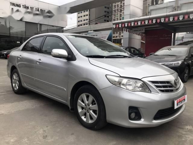 Bán gấp Toyota Corolla altis 1.8AT đời 2013, màu bạc