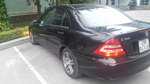 Cần bán gấp Mercedes 2.0 AT đời 2004, màu đen