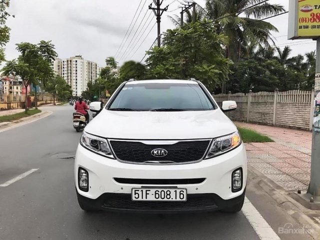 Cần bán Kia Sorento 2.4 đời 2016, màu trắng số tự động, giá chỉ 735 triệu