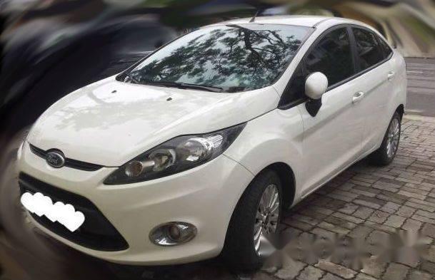 Bán Ford Fiesta đời 2011, màu trắng số tự động