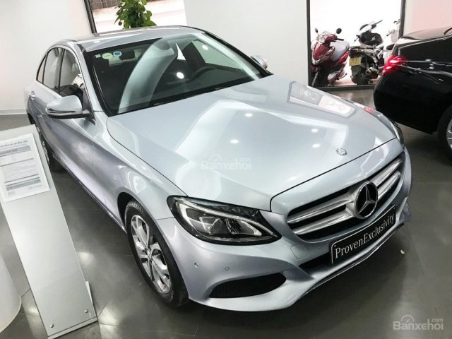 Cần bán xe Mercedes C200 sản xuất 2017, màu bạc, chạy 7330 km, còn như mới giá rẻ