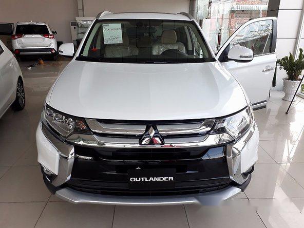 Bán Mitsubishi Outlander 2.0 CVT năm 2017, màu trắng, nhập khẩu