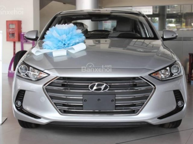 Cần bán Hyundai Elantra đời 2018 màu bạc, giá 629 triệu