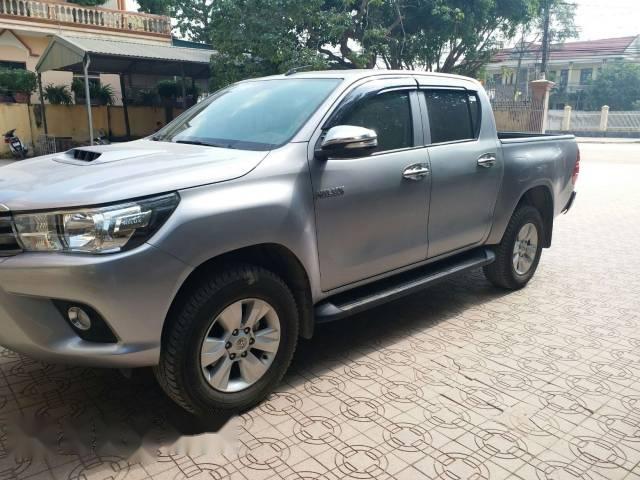 Bán Toyota Hilux 2.5E đời 2016, màu bạc như mới