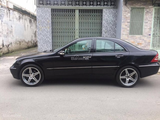 Bán Mercedes AT đời 2004, màu đen số tự động, giá 250tr