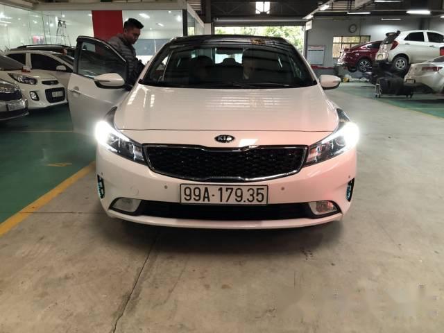 Cần bán gấp Kia Cerato AT đời 2017, màu trắng