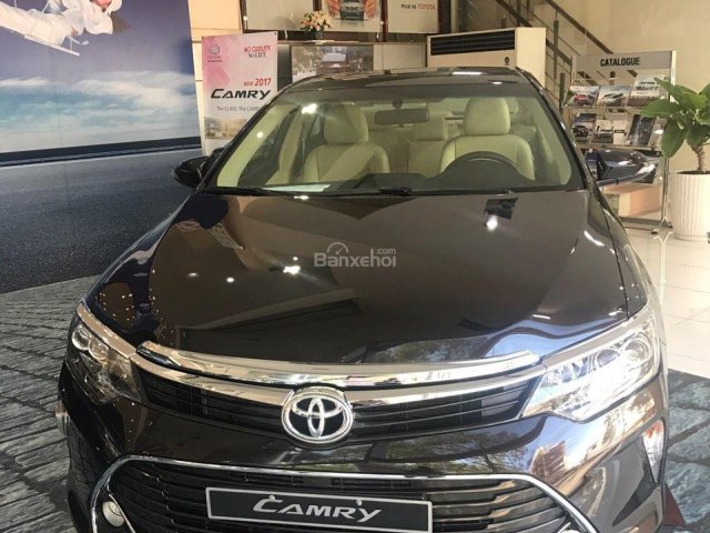 Bán Toyota Camry 2.0E, màu đen, giá chỉ 982 triệu. Xe giao ngay, hỗ trợ trả góp trên 80% LS ưu đãi