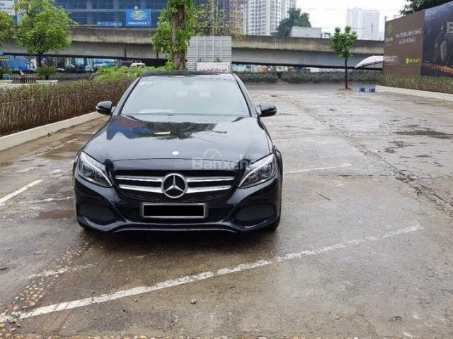 Bán xe Mercedes C200 đời 2015, màu đen, mới đi được 4 vạn, chỉ trả 350 triệu rinh xe về ngay