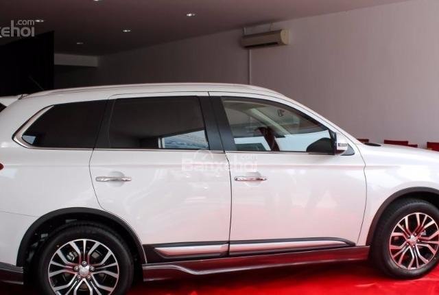 Bán xe Outlander 2.0 CVT 2017, khuyến mại lên đến 170 triệu cho khách hàng mua xe tháng 6 năm 2018