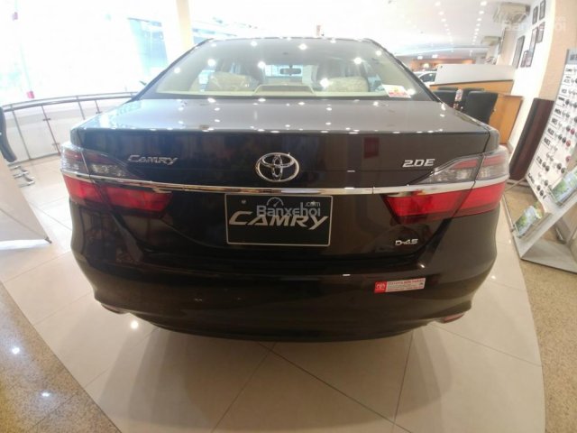 Camry 2.0E 2017 đen mới 100%, trả trước 200tr giao xe ngay