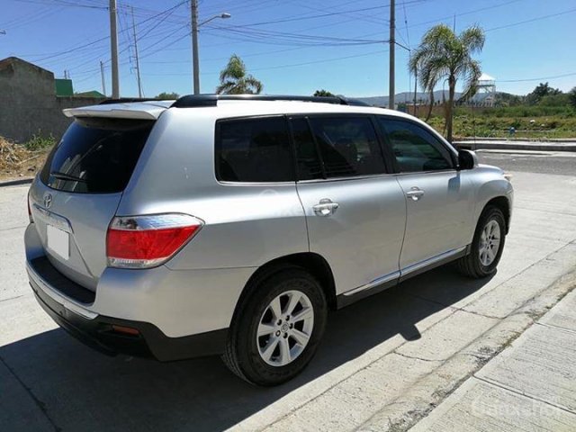 Cần bán xe Toyota Highlander SE 2011 nhập Mỹ, màu bạc, nội thất đen, một chủ